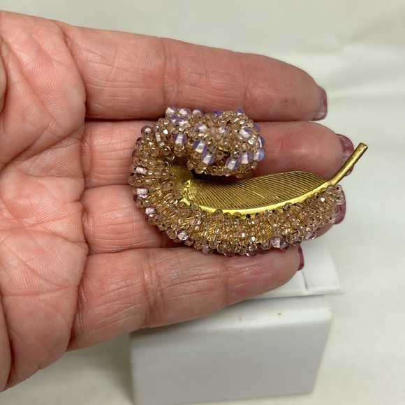 Gorgeous signed Miriam Haskell beaded leaf pin. - Picture 3 of 12